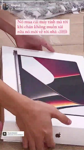 Hoài Nam còn không ngần ngại khi tặng đồ công nghệ đắt tiền cho em gái Linh Ngọc Đàm. Nguồn ảnh: IGNV