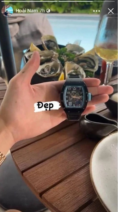 Có thể kể đến chiếc Richard Mille phiên bản RM 030 giá từ 3,5 tỷ - 9 tỷ đồng hay Audemars Piguet Royal Oak không dưới 1 tỷ đồng.