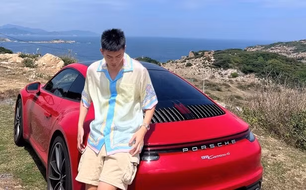 Theo chia sẻ, Hoài Nam phải mất nửa năm chờ đợi thì chiếc xe mới chính thức về tay. Theo thông tin trên truyền thông, dòng xe đắt đỏ này có giá hơn 15 tỷ đồng.