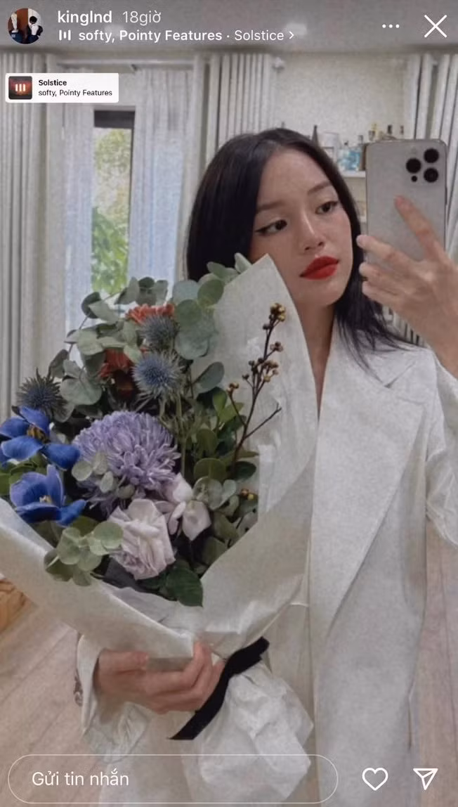 Độ giàu có của Hoài Nam còn thể hiện qua những món quà dành cho Linh Ngọc Đàm trong thời gian yêu nhau. Dịp lễ nào, "đại gia tiền ảo" cũng có hoa và quà cho bạn gái.