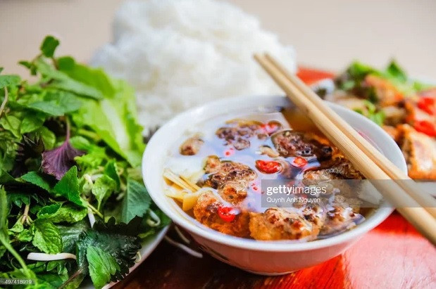Trong số các món ăn được chế biến từ bún ở Việt Nam, CNN ấn tượng nhất với món bún chả. Ảnh: Getty