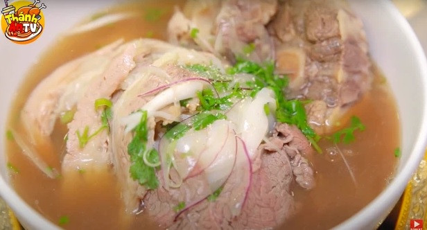 Tuy nhiên, thị trường phở Việt từng ghi nhận bát phở có giá tới 920.000 đồng được phục vụ trong nhà hàng 6 sao ở vị trí cao nhất Việt Nam. Ảnh: Thánh Ăn TV.