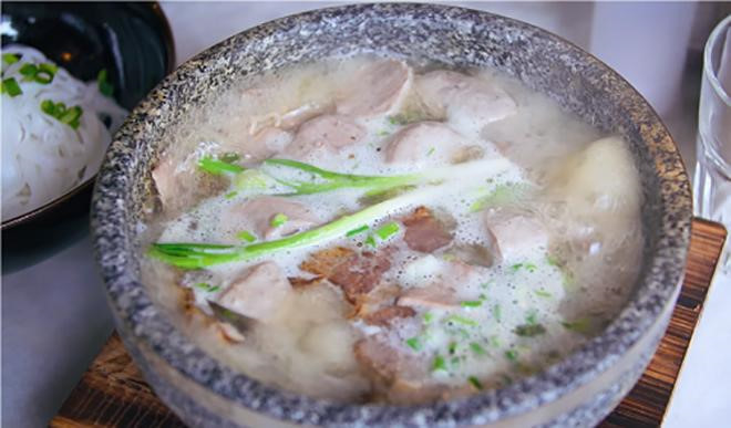 Năm 2017, truyền thông Việt Nam và thế giới đã được phen “hoảng hồn” với tô phở Việt ở Sài Gòn có giá 100 USD (khoảng 2,3 triệu đồng). Ảnh: Vietnamnet