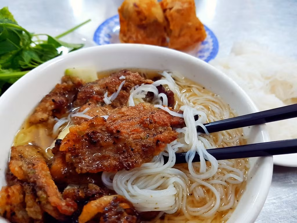 Cũng như phở, bún chả có mặt tại nhiều nơi ở Việt Nam với giá dao động từ 25.000 - 60.000 đồng/bát. Ảnh: Jamja