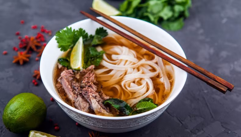 Đừng đầu danh sách của CNN là bánh phở. Đây là nguyên liệu nổi tiếng khi được sử dụng trong nhiều món ăn đặc trưng trên khắp châu Á, trong đó có Phở của Việt Nam. Ảnh: Journey On Air