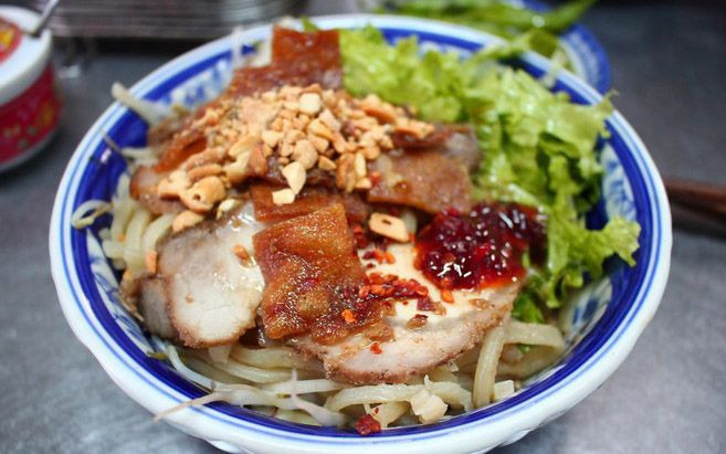 Cao lầu có giá từ 30.000 - 60.000 đồng/bát, tuỳ theo nguyên liệu như bò, heo, gà, tôm...Ảnh: Foody