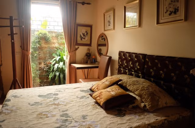 Dù xây dựng theo kiểu nhà cổ truyền thống song nội thất trong nhà đều hiện đại, để tiện lợi trong sinh hoạt hàng ngày. Ảnh: Dân Việt