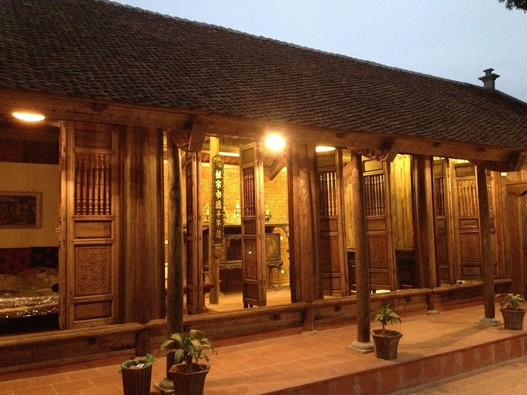 Phía sau nhà, gia chủ dành một khoảng không nhỏ làm giếng trời, trồng cây xanh, vừa lấy gió, ánh sáng...Ảnh: Dân Việt