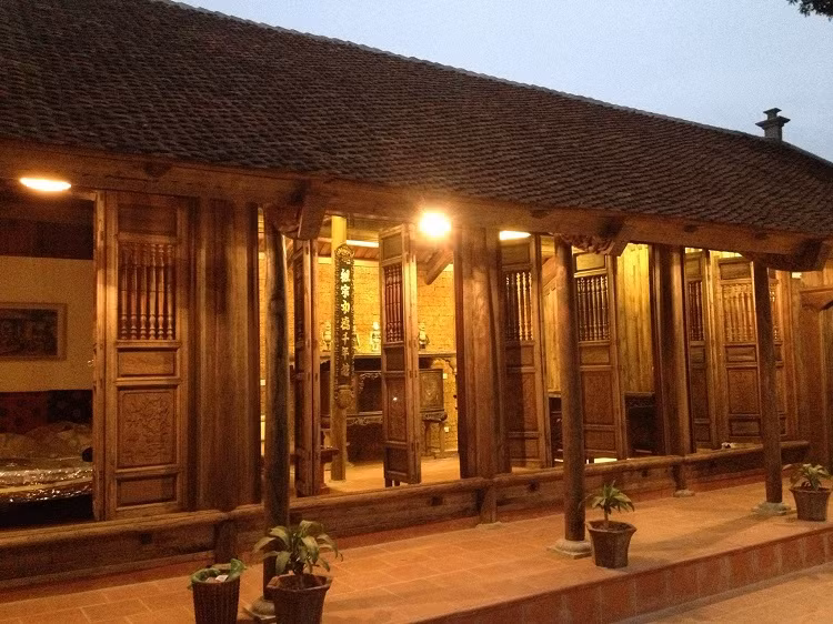 Phía sau nhà, gia chủ dành một khoảng không nhỏ làm giếng trời, trồng cây xanh, vừa lấy gió, ánh sáng...Ảnh: Dân Việt