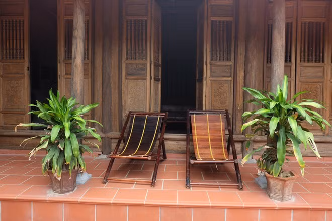 Nền nhà và sân chủ yếu sử dụng gạch đỏ truyền thống. Ảnh: Dân Việt