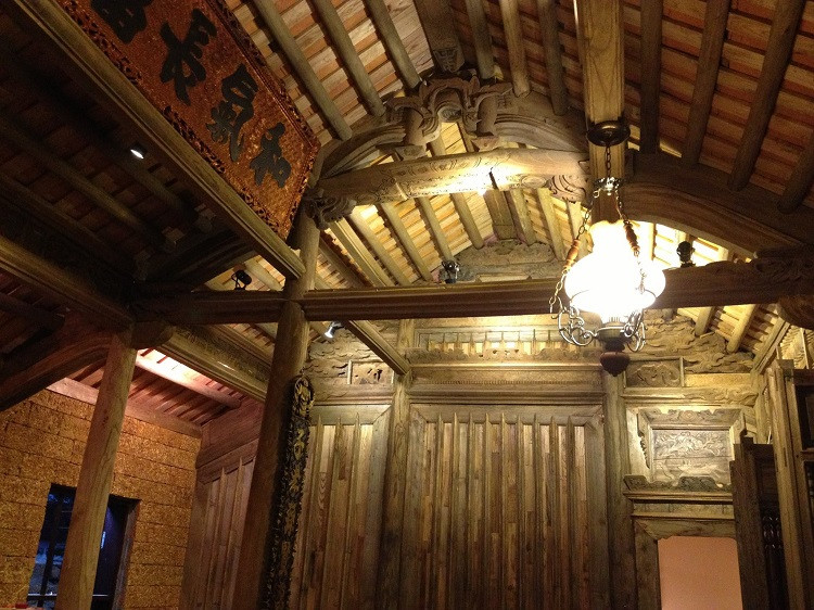 Trần nhà được dựng bằng cách thành gỗ ngang, chạm khắc tinh xảo với các họa tiết rồng phượng. Ảnh: Dân Việt