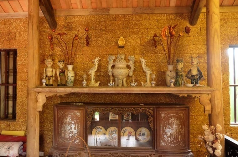 Khung nhà được dựng từ gỗ tự nhiên kết hợp với tường đá ong mang đến không gian sống đậm nét truyền thống. Ảnh: TBKD