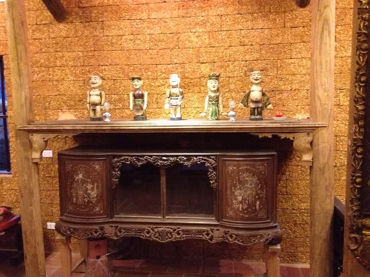 Gian giữa nhà bày tủ chè, hoành phi, câu đối 40-60 năm tuổi mang dấu ấn xưa. Dân Việt