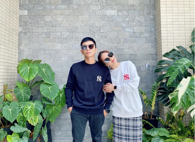  Khánh Thi - Phan Hiển được biết đến là cặp đôi chị em nổi danh trong làng dancesport. Cặp đôi đang sống hạnh phúc trong ngôi nhà tràn ngập cây xanh và hoa.