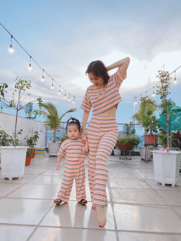 Cặp đôi còn giăng đèn để tô điểm cho không gian thêm phần lung linh khi đêm về.