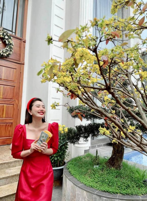 Mỗi năm khi Tết về, ca sĩ Bảo Thy sẽ phủ hoa lá khắp biệt thự.