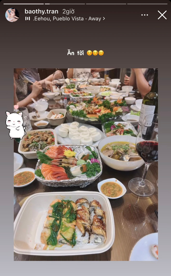 Mới đây, Bảo Thy đã khoe nhà chồng đang tổ chức tiệc ăn uống sang chảnh. Bên cạnh đó, cô đã hé lộ vài góc sương sương bên trong biệt thự xa hoa.