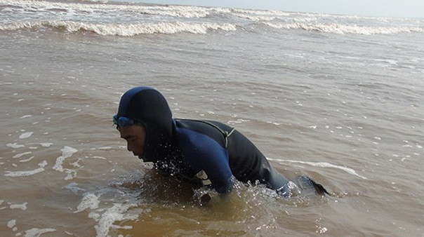 Để săn rum biển, ngư dân phải ngâm mình dưới nước nhiều tiếng đồng hồ. Con rum biển nào càng ở dưới sâu thì càng quý hiếm và có giá bán rất đắt. Ảnh: Báo Nghệ An