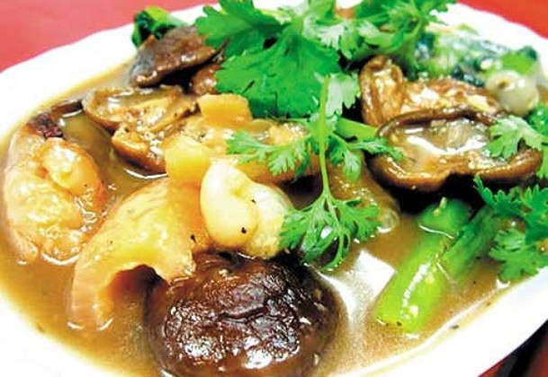 Ngoài là đặc sản chế biến món ăn ngon, theo kinh nghiệm dân gian, rum biển còn là vị thuốc có tác dụng bổ thận, tráng dương, ích tinh, dưỡng huyết...Ảnh: Dân Việt