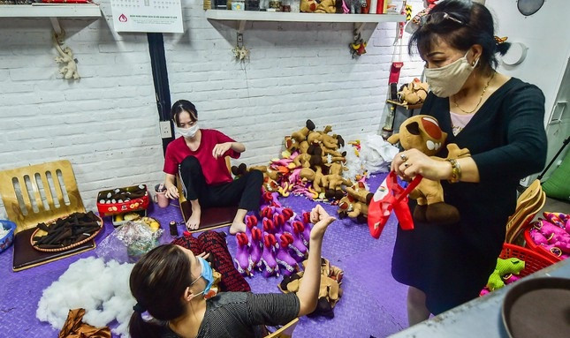 Điều đặc biệt là những chú Sao La nhồi bông đều được làm từ tay của những người khuyết tật. Ảnh: Tiền phong