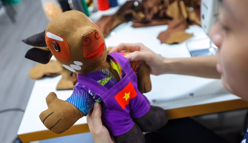 Những chú Sao La nhồi bông khỏe khoắn nhưng đáng yêu với quần áo in hình cờ Tổ quốc hoặc màu sắc lấy cảm hứng từ lá cờ ASEAN với tinh thần đoàn kết, hữu nghị. Ảnh: Vietnam+