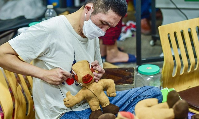 Sao La nhồi bông hoàn chỉnh cao khoảng 25cm, với độ hoàn thiện tốt tới từng đường kim mũi chỉ, có giá bán lẻ là 360.000 đồng. Ảnh: Tiền phong