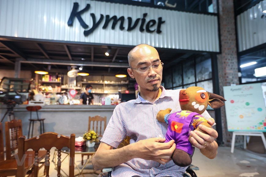 Mỗi chú Sao La nhồi bông được thiết kế bằng vải da lộn với khoảng 37 chi tiết cắt may rất tỉ mỉ và chỉnh chu. Ảnh: Vietnam+