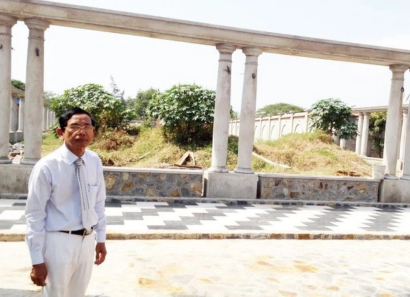 Cưới được vợ trẻ, vị đại gia Vũng Tàu không ngần ngại xây nhà lầu để hưởng thụ cuộc sống. Tại thời điểm mới cưới vợ, ông đã xây biệt thự có giá gần 100 tỷ đồng trên khu đất rộng khoảng 6000 m2. Ảnh: Zing