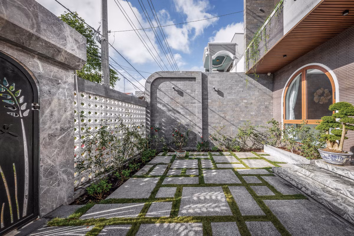 Trước đây phần sân trước có mái che, nằm gần mặt đường và khá cao so với vỉa hè nên kiến trúc sư đã đề xuất hạ độ cao nền khu vực.