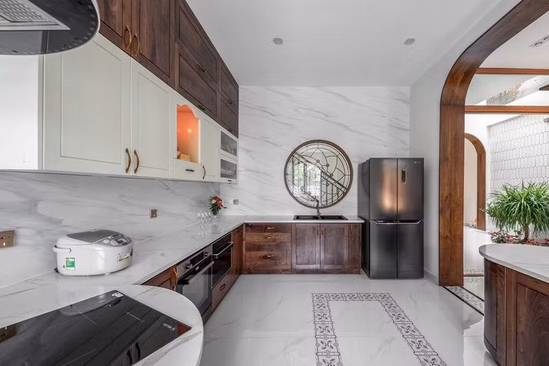 Bức tường ngăn giữa các ngôi nhà cũ được dỡ bỏ, mang lại các không gian rộng lớn.