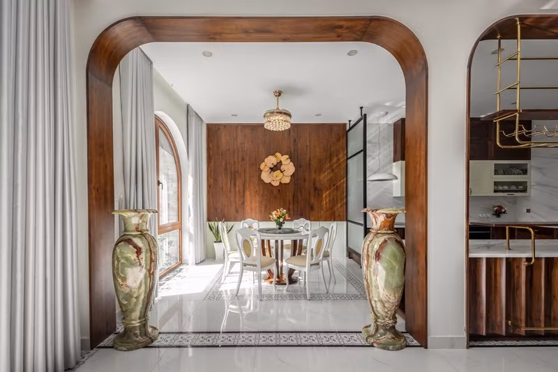 Tầng trệt là không gian mở hoàn toàn, tràn ngập ánh sáng tự nhiên, bao gồm các khu vực bếp nấu, bàn ăn dài tiếp khách, phòng khách.