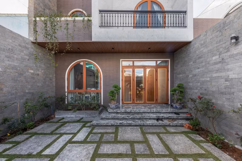 Đó là mái ngói truyền thống cùng các vòm cửa cong gợi lên những ký ức quen thuộc về các ngôi nhà thời xưa cũ.