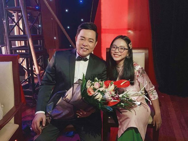 Nam ca sĩ còn được biết đến khi hỗ trợ hết mình, góp phần đưa con nuôi Phương Mỹ Chi lên hàng ngũ ca sĩ danh tiếng. Ảnh: Dân Việt