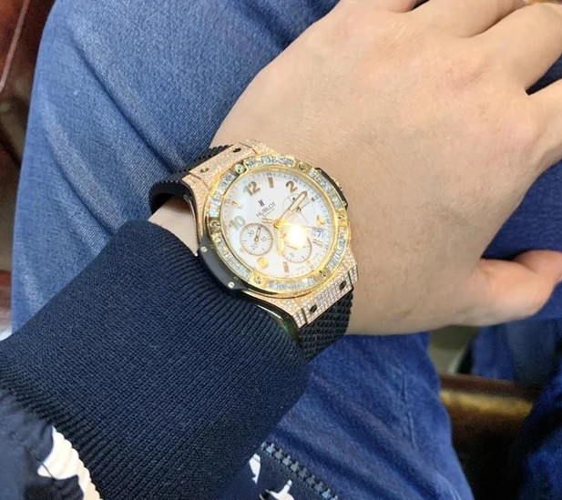 Bên cạnh bất dộng sản, Quang Lê còn mạnh tay cho thú chơi đồng hồ, hàng hiệu. Nam ca sĩ từng nhiều lần đeo những chiếc đồng hồ nặng trĩu kim cương có giá từ 600-800 triệu đồng. Ảnh: FBNV