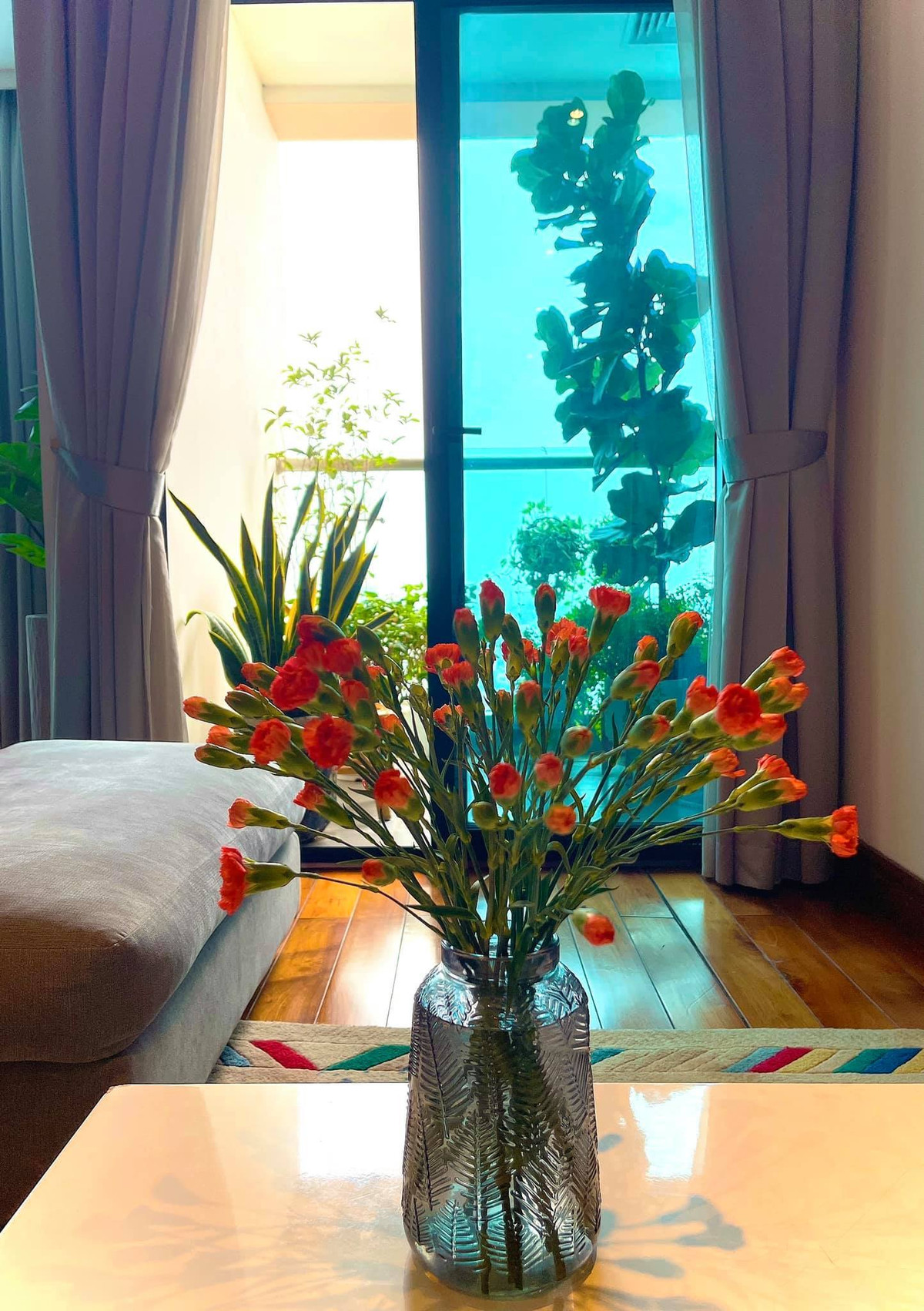 Không gian nào trong nhà cũng có hoa tươi. Ảnh: Vietnamnet