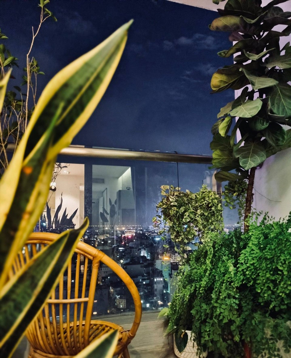 Ban công đầy màu xanh tươi mát là nơi MC VTV Mai Ngọc thư giãn. Ảnh: FBNV