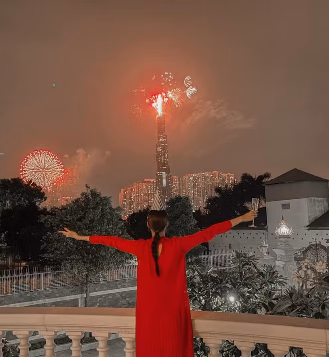 Từ sân thượng, Lan Khuê còn có thể ngắm pháo hoa với view cực kì thoáng đãng. Ảnh: FBNV