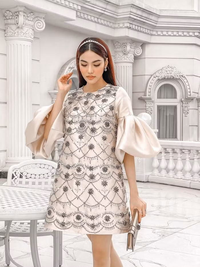 Biệt thự của Lan Khuê và chồng đại gia có gam màu trắng, đồ sộ. Ảnh: FBNV