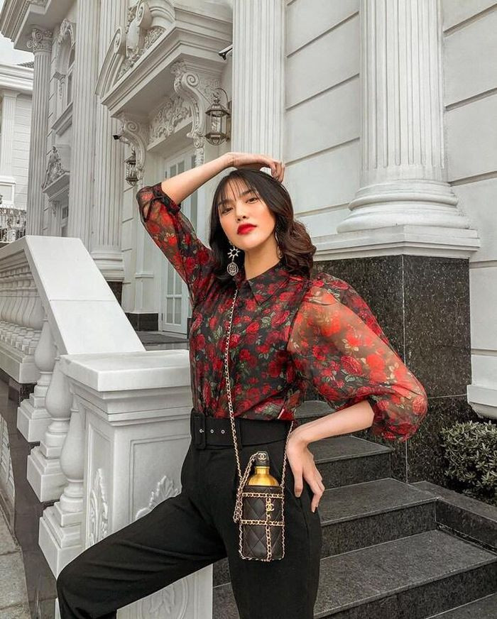 Hoa khôi Áo dài thường lên đồ sang chảnh, khoe những góc lộng lẫy như cung điện của căn nhà. Ảnh: FBNV