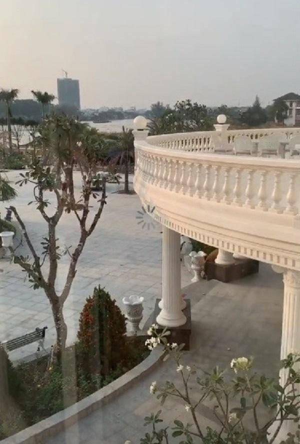 Biệt thự gồm 3 tầng, có view nhìn ra sông. Ảnh: FBNV