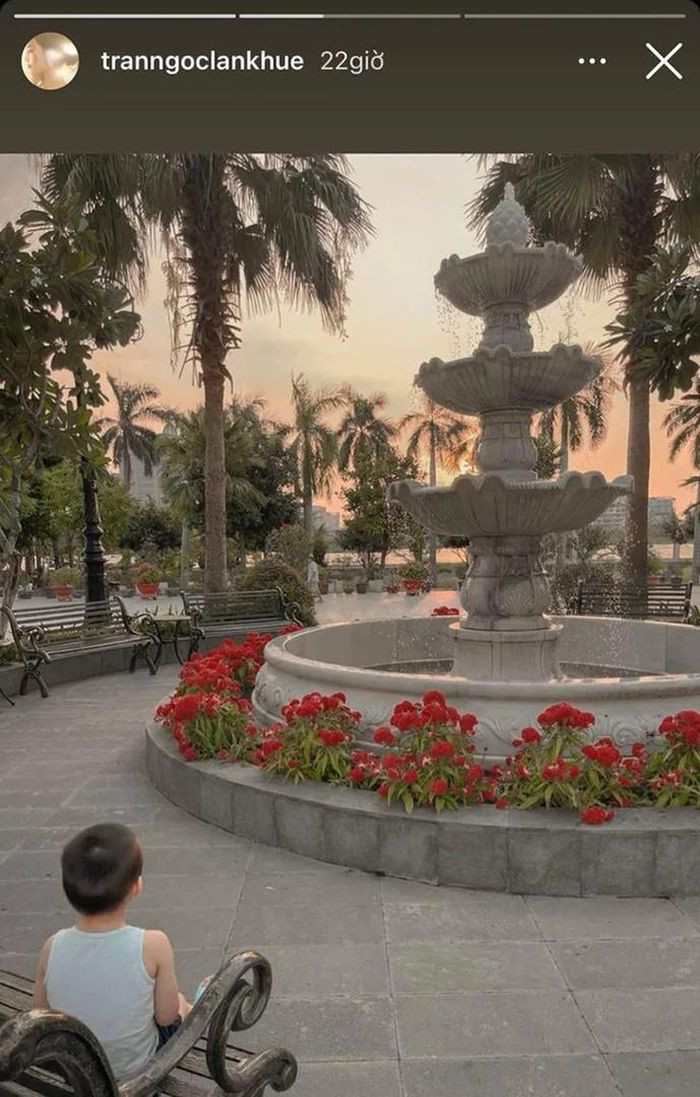 Người đẹp còn hé lộ thêm khoảng sân với nhiều cây xanh, có cả đài phun nước lớn, trông tổng thể như một công viên thu nhỏ. Ảnh: Instagram