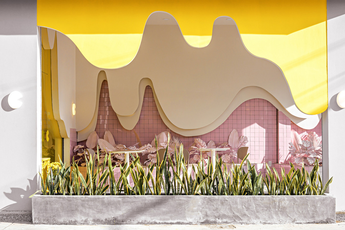 Lấy cảm hứng từ những lớp phô mai tan chảy trong bộ nhận diện thương hiệu, với hai tông màu chủ đạo là vàng và xám, kiến trúc sư đã phóng tác một bức tranh thẩm mỹ vô cùng đặc biệt với không gian mới lạ và nhiều tầng cảm xúc bất ngờ.