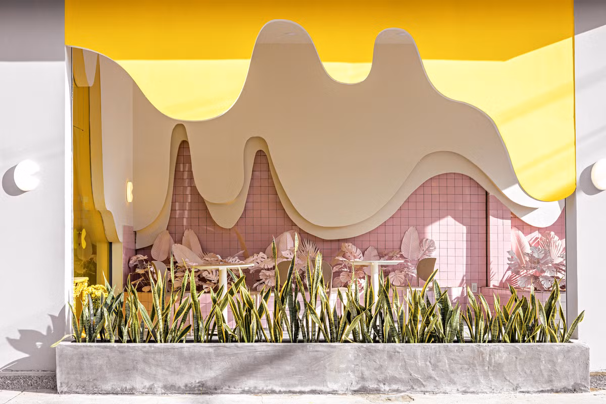 Lấy cảm hứng từ những lớp phô mai tan chảy trong bộ nhận diện thương hiệu, với hai tông màu chủ đạo là vàng và xám, kiến trúc sư đã phóng tác một bức tranh thẩm mỹ vô cùng đặc biệt với không gian mới lạ và nhiều tầng cảm xúc bất ngờ.