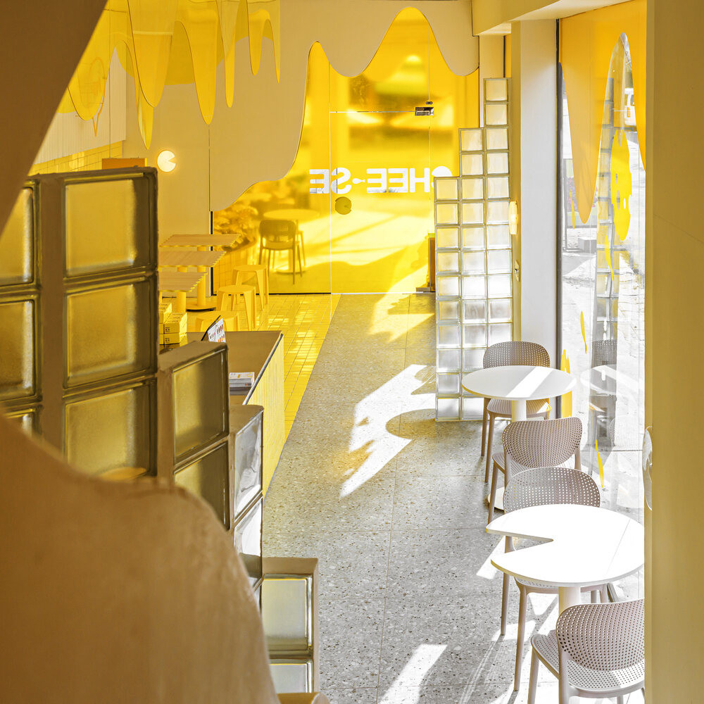 Điểm đặc biệt nhất chính là cách bài trí phân chia bàn đơn, bàn nhóm, khu mang đi; cho thấy nhà hàng rất chú trọng đến sự thoải mái và riêng tư cho trải nghiệm của khách.