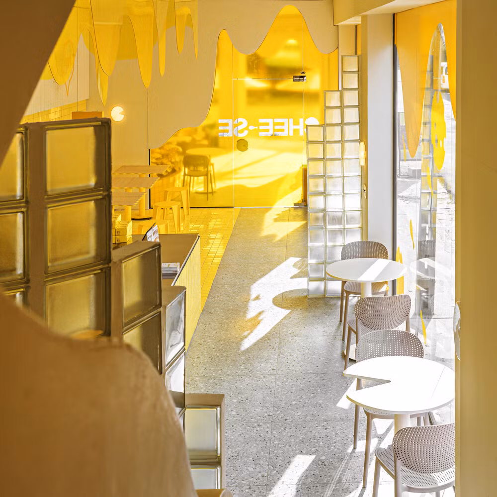 Điểm đặc biệt nhất chính là cách bài trí phân chia bàn đơn, bàn nhóm, khu mang đi; cho thấy nhà hàng rất chú trọng đến sự thoải mái và riêng tư cho trải nghiệm của khách.