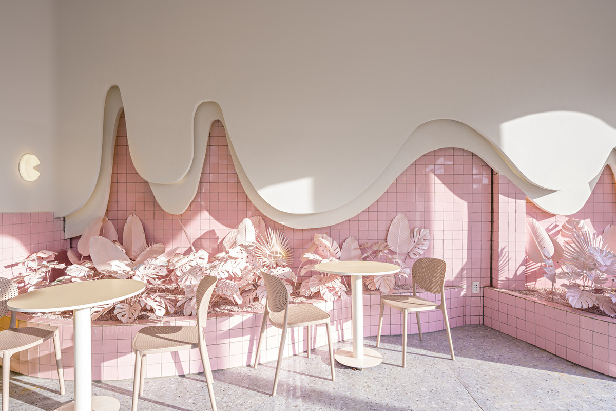 Tầng 1 gây ấn tượng với gam màu hồng pastel được sơn hiệu ứng ombre trên bề mặt tường cong.