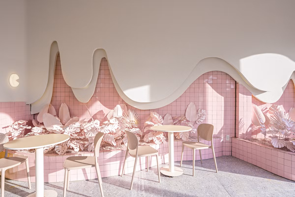 Tầng 1 gây ấn tượng với gam màu hồng pastel được sơn hiệu ứng ombre trên bề mặt tường cong.