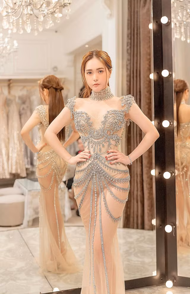 Bộ váy Đoàn Di Băng mặc trong tiệc sinh nhật được đặt thiết kế riêng ngay ngày mùng 10 âm lịch - tức ngày via Thần Tài vừa qua. Ảnh: Đoàn Di Băng