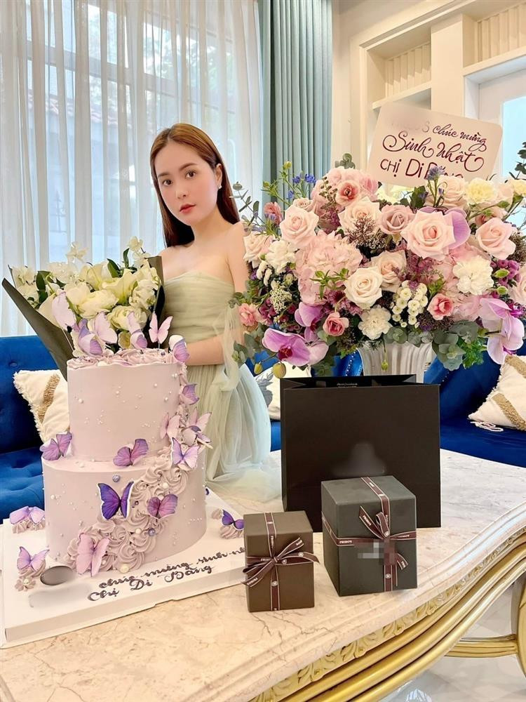 Đặc biệt, quà sinh nhật Di Băng nhận được nhiều tới mức cô bóc tới 3h sáng vẫn chưa xong. Ảnh: Đoàn Di Băng