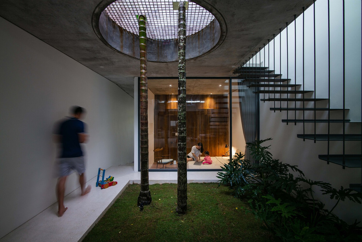 Điểm nổi bật của căn nhà là khoảng sân vườn trên mái phía sau và hai cây cau với chiều cao xuyên suốt 3 tầng.